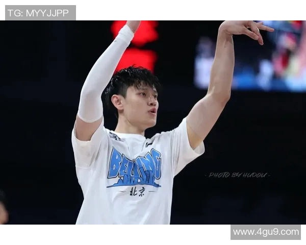 曾凡博崭露头角引领篮球新时代展现年轻球员的无限潜力与激情