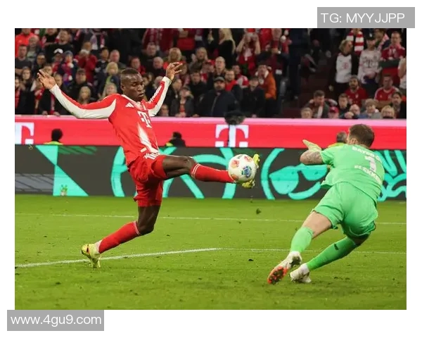 勒沃库森球员意外受伤退出德甲比赛现场吃痛！