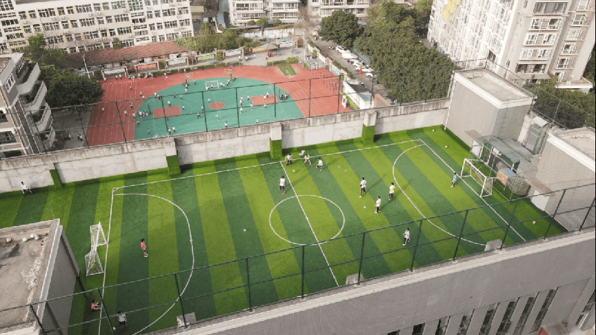 向天借地向上生长 成都市七中育才学校学道分校楼顶运196体育登录动场景再上新(图1)