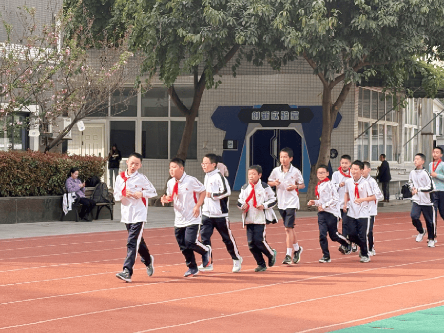 向天借地向上生长 成都市七中育才学校学道分校楼顶运196体育登录动场景再上新(图4)