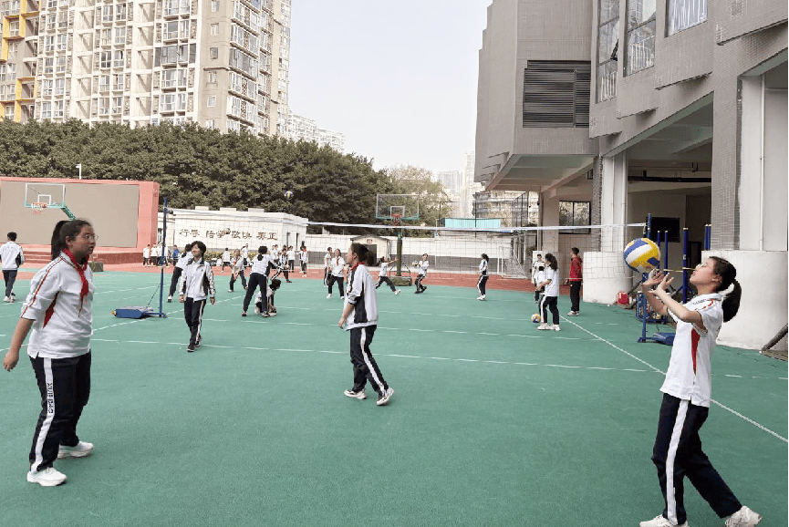 向天借地向上生长 成都市七中育才学校学道分校楼顶运196体育登录动场景再上新(图3)