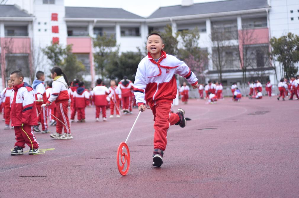 “让孩子们动起来玩起来笑”——代196体育表委员热议青少年运动锻炼(图1)